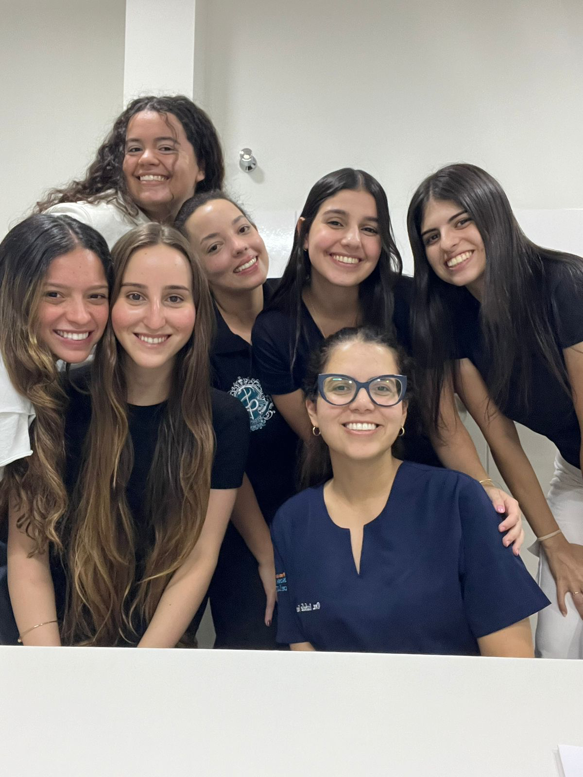 Dra. Isabelle Nunes com equipe da clínica