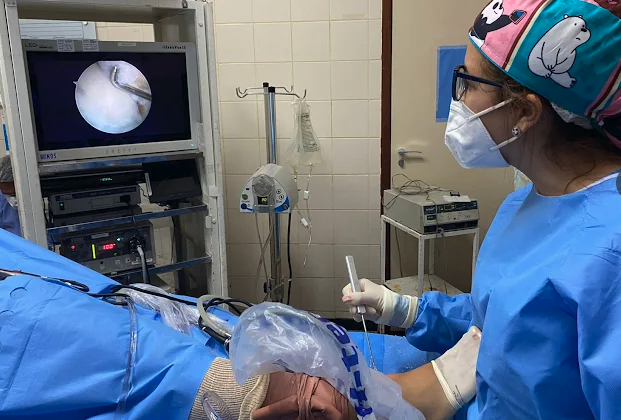 Dra. Isabelle Nunes em cirurgia artroscópica