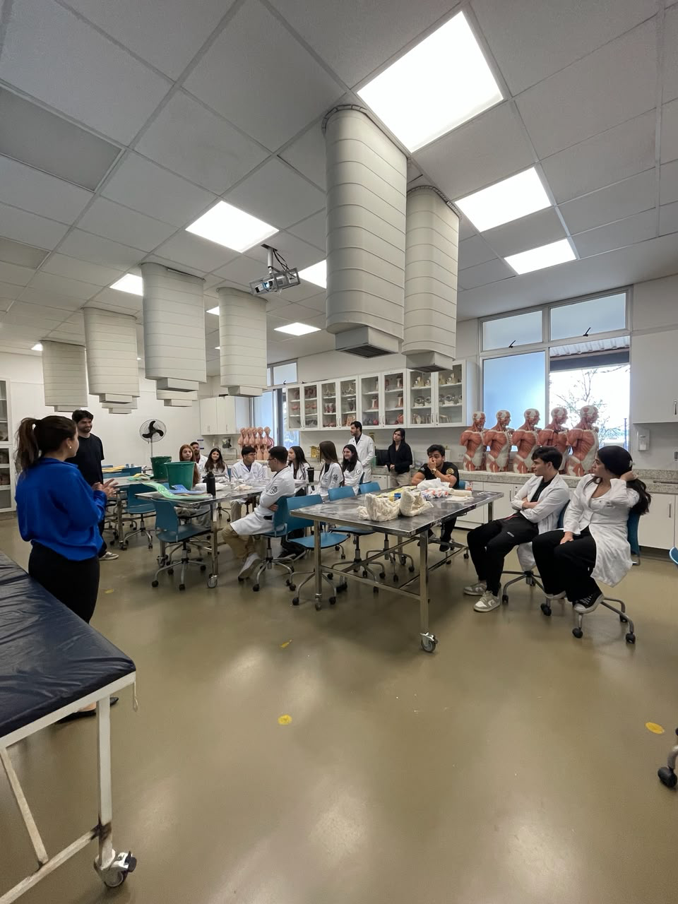 Turma de medicina em aula prática de ortopedia