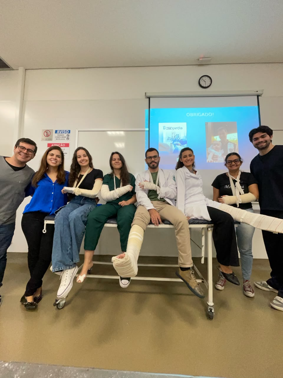 Alunos da PUC MG após aula prática de ortopedia