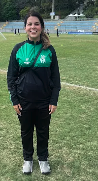 Dra. Isabelle Nunes em campo de futebol