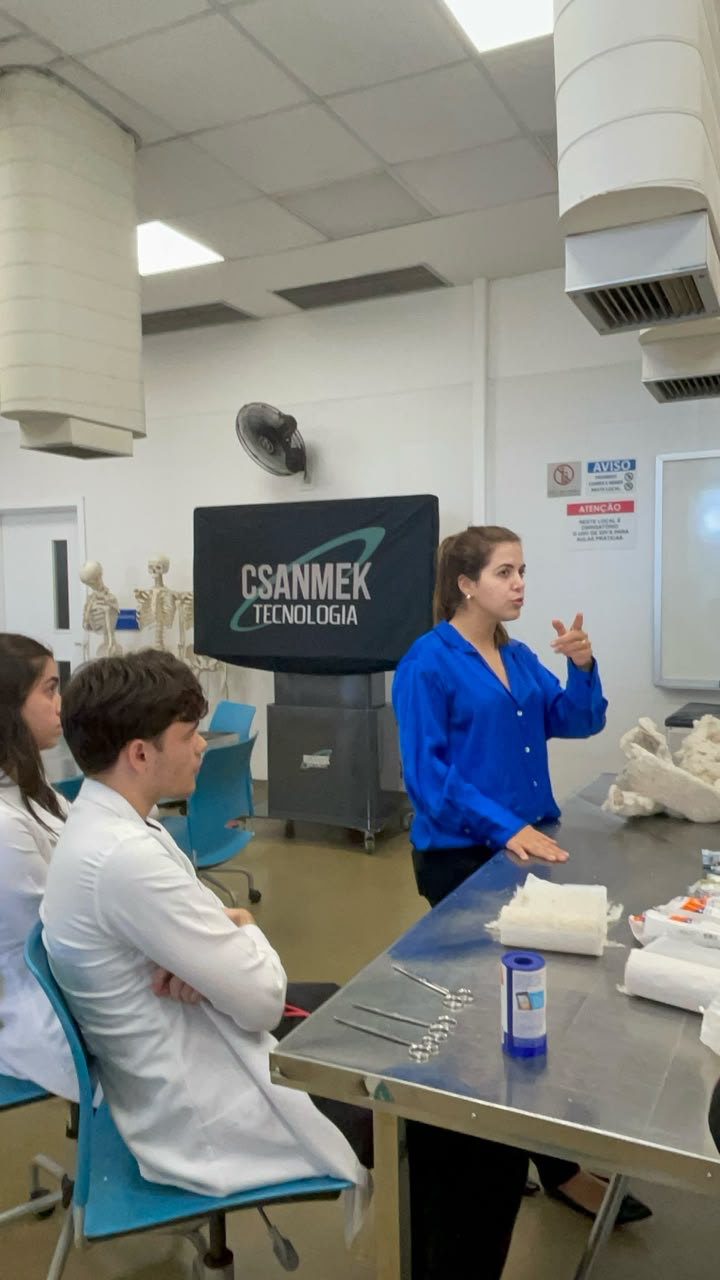 Dra. Isabelle Nunes ministrando aula na PUC MG