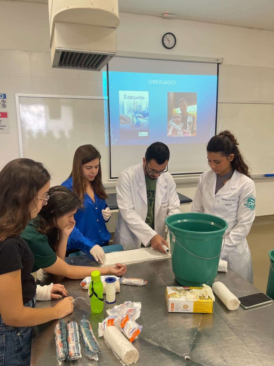Aula de técnicas de gesso com alunos de medicina